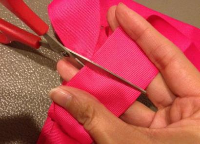 Технология шитья одежды из креп-сатина и атласа Совет: при выполнении тамбурного стежка вприкреп старайтесь всегда укладывать ленты петли так, чтобы между ними была не видна ткань вышивки