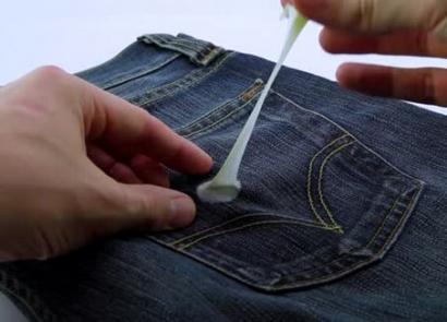 Способы удаления жвачки с джинсов, как убрать, не повредив ткань