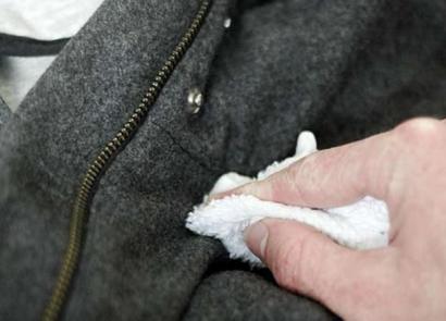Устраняем запах пота с верхней одежды без вреда для материала: современные и народные методы